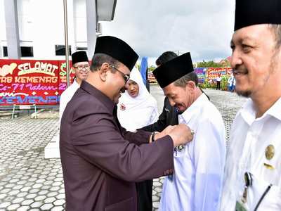 Diserahkan Bupati Karimun, Kakan kemenag Terima Satya Lencana